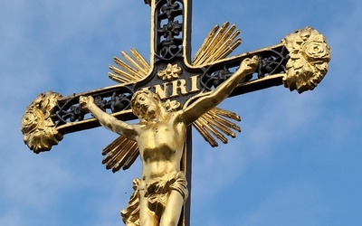 Krzyż przed kościołem pw. świętego Benona z Miśni. Krzyże stoją zresztą nie tylko przed świątyniami, ale i przed każdym łużyckim domem.
