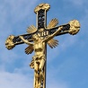 Krzyż przed kościołem pw. świętego Benona z Miśni. Krzyże stoją zresztą nie tylko przed świątyniami, ale i przed każdym łużyckim domem.
