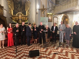 Pamiątkowe zdjęcie wykonawców i zaproszonych gości.