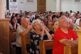 Drugi dzień wędrówki kończy wieczór uwielbienia w kościele parafialnym w Wysokienicach.
