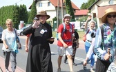Pielgrzymi hałcnowscy na trasie - w Pisarzowicach - 2019