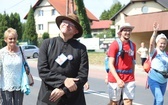 Pielgrzymi hałcnowscy na trasie - w Pisarzowicach - 2019