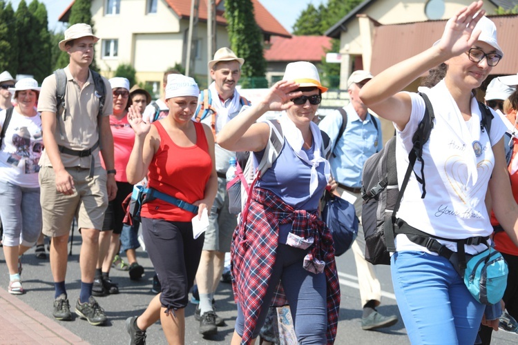 Pielgrzymi hałcnowscy na trasie - w Pisarzowicach - 2019