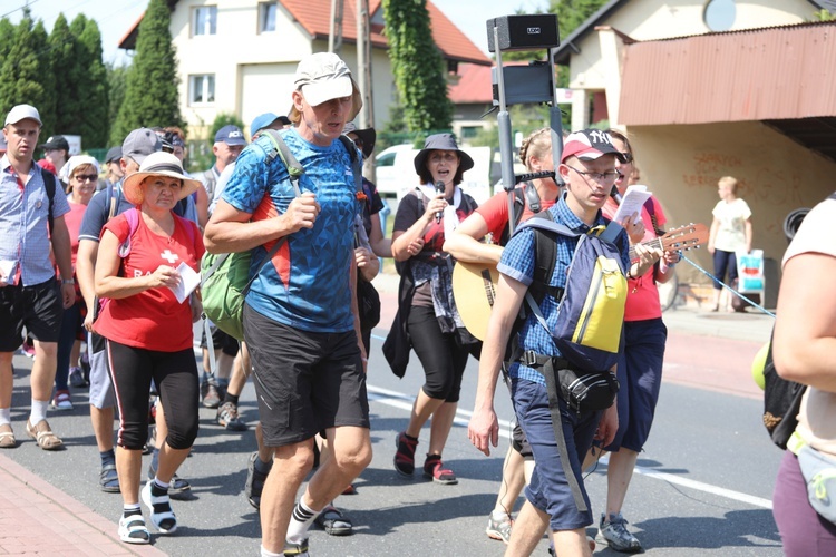 Pielgrzymi hałcnowscy na trasie - w Pisarzowicach - 2019