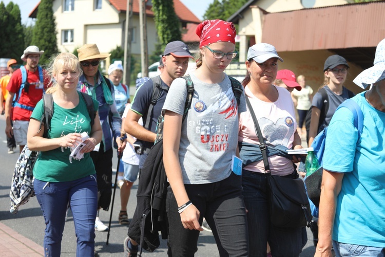 Pielgrzymi hałcnowscy na trasie - w Pisarzowicach - 2019