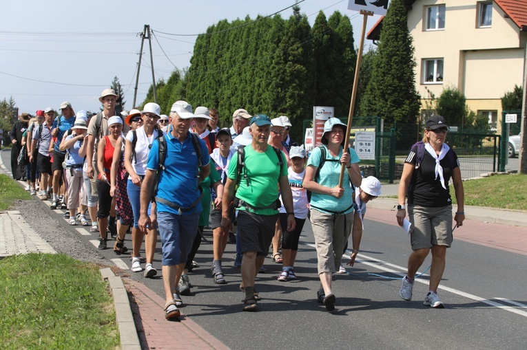 Pielgrzymi hałcnowscy na trasie - w Pisarzowicach - 2019