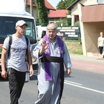 Pielgrzymi hałcnowscy na trasie - w Pisarzowicach - 2019