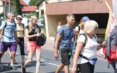 Pielgrzymi hałcnowscy na trasie - w Pisarzowicach - 2019