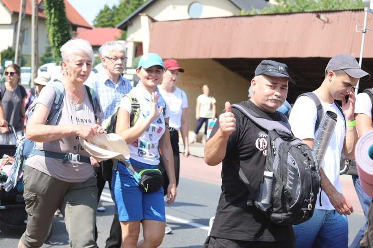 Pielgrzymi hałcnowscy na trasie - w Pisarzowicach - 2019