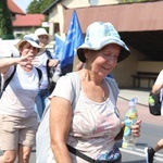 Pielgrzymi hałcnowscy na trasie - w Pisarzowicach - 2019
