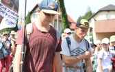 Pielgrzymi hałcnowscy na trasie - w Pisarzowicach - 2019