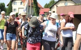 Pielgrzymi hałcnowscy na trasie - w Pisarzowicach - 2019