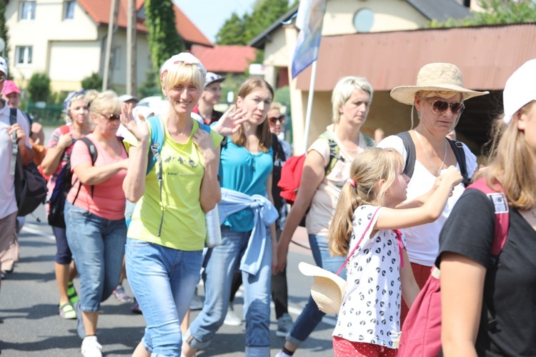 Pielgrzymi hałcnowscy na trasie - w Pisarzowicach - 2019