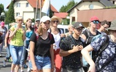 Pielgrzymi hałcnowscy na trasie - w Pisarzowicach - 2019