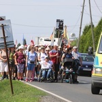 Pielgrzymi hałcnowscy na trasie - w Pisarzowicach - 2019