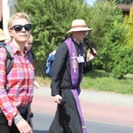 Pielgrzymi hałcnowscy na trasie - w Pisarzowicach - 2019