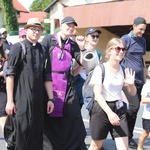 Pielgrzymi hałcnowscy na trasie - w Pisarzowicach - 2019
