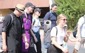 Pielgrzymi hałcnowscy na trasie - w Pisarzowicach - 2019