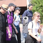 Pielgrzymi hałcnowscy na trasie - w Pisarzowicach - 2019