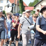 Pielgrzymi hałcnowscy na trasie - w Pisarzowicach - 2019