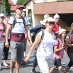Pielgrzymi hałcnowscy na trasie - w Pisarzowicach - 2019
