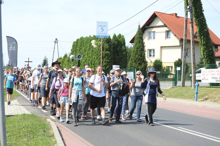 Pielgrzymi hałcnowscy na trasie - w Pisarzowicach - 2019