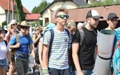 Pielgrzymi hałcnowscy na trasie - w Pisarzowicach - 2019