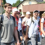 Pielgrzymi hałcnowscy na trasie - w Pisarzowicach - 2019