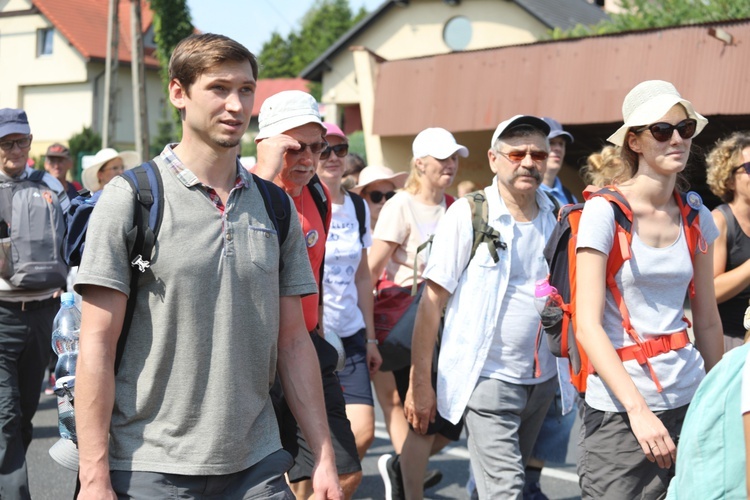 Pielgrzymi hałcnowscy na trasie - w Pisarzowicach - 2019