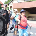 Pielgrzymi hałcnowscy na trasie - w Pisarzowicach - 2019