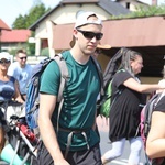 Pielgrzymi hałcnowscy na trasie - w Pisarzowicach - 2019
