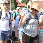 Pielgrzymi hałcnowscy na trasie - w Pisarzowicach - 2019