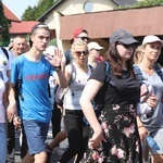 Pielgrzymi hałcnowscy na trasie - w Pisarzowicach - 2019