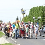 Pielgrzymi hałcnowscy na trasie - w Pisarzowicach - 2019