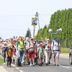 Pielgrzymi hałcnowscy na trasie - w Pisarzowicach - 2019