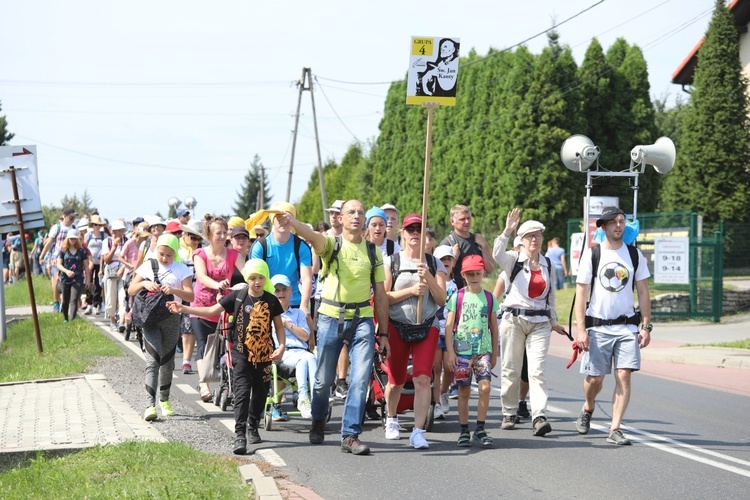 Pielgrzymi hałcnowscy na trasie - w Pisarzowicach - 2019