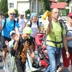 Pielgrzymi hałcnowscy na trasie - w Pisarzowicach - 2019
