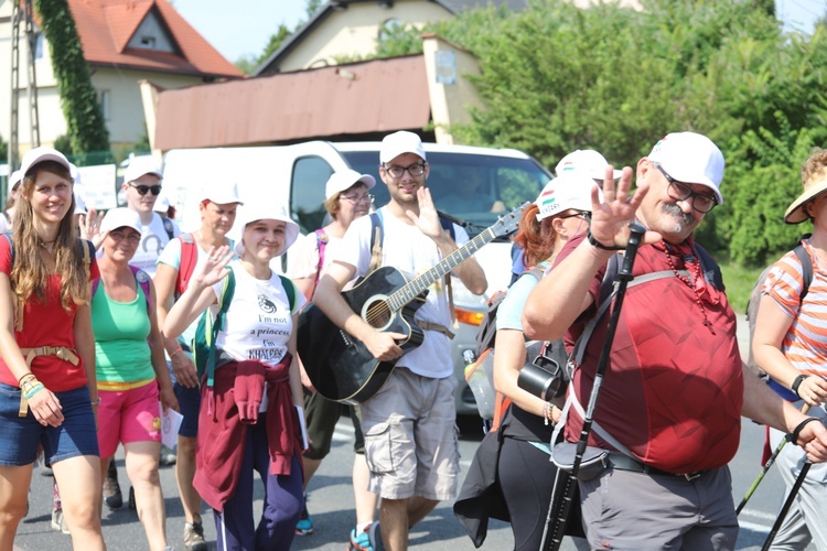 Pielgrzymi hałcnowscy na trasie - w Pisarzowicach - 2019