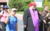 Pielgrzymi hałcnowscy na trasie - w Pisarzowicach - 2019