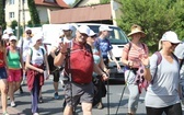 Pielgrzymi hałcnowscy na trasie - w Pisarzowicach - 2019