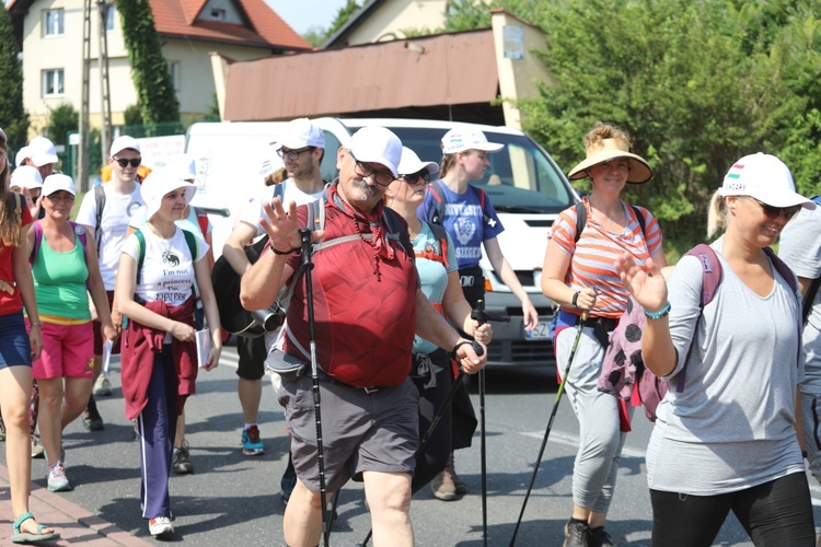 Pielgrzymi hałcnowscy na trasie - w Pisarzowicach - 2019