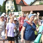 Pielgrzymi hałcnowscy na trasie - w Pisarzowicach - 2019