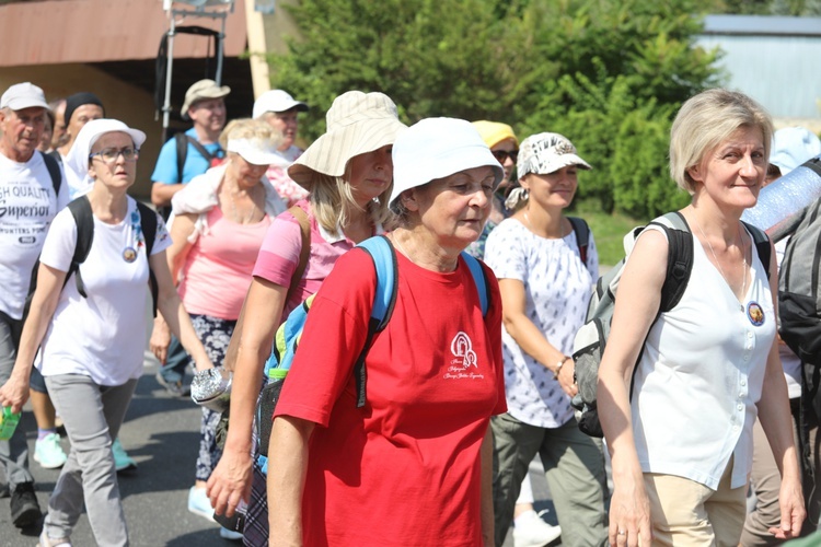 Pielgrzymi hałcnowscy na trasie - w Pisarzowicach - 2019