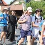 Pielgrzymi hałcnowscy na trasie - w Pisarzowicach - 2019