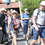 Pielgrzymi hałcnowscy na trasie - w Pisarzowicach - 2019