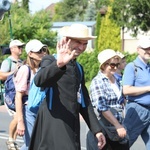 Pielgrzymi hałcnowscy na trasie - w Pisarzowicach - 2019