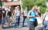 Pielgrzymi hałcnowscy na trasie - w Pisarzowicach - 2019