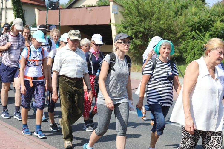 Pielgrzymi hałcnowscy na trasie - w Pisarzowicach - 2019