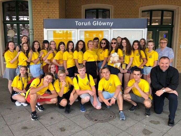 Młodzi z diecezji radomskiej z opiekunami i ks. Dariuszem Kowalczykiem.
