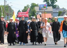 Alumni i ks. Grzegorz Lipiec z pątnikami z kolumny skarżyskiej.